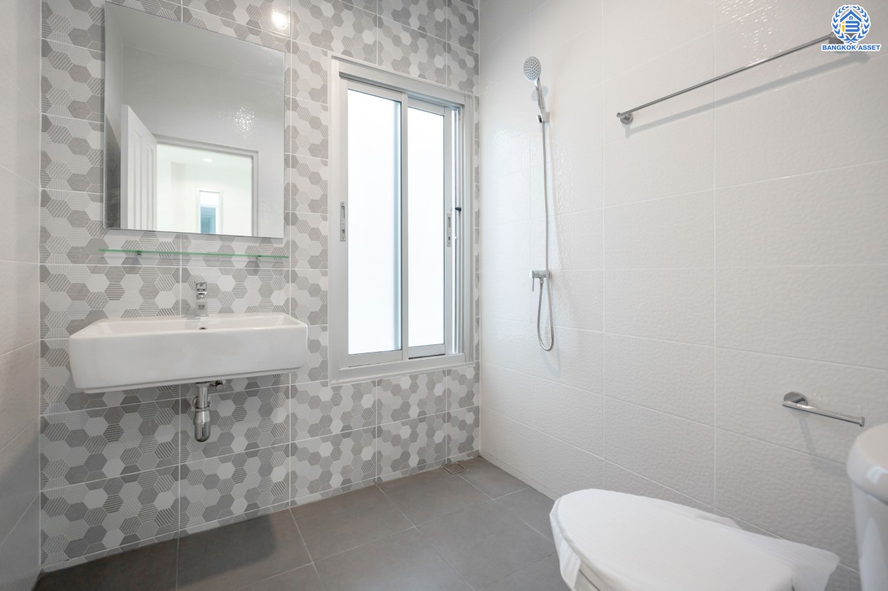 บ้านมือสองตกแต่งใหม่ ม.ปารวีร์ เพชรเกษม63 บ้านแฝดฟังก์ชันระดับบ้านเดี่ยว เนื้อที่ 36 ตร.ว. ฟังก์ชัน 3 ห้องนอน 2 ห้องน้ำ 1 ที่จอดรถ บนพื้นที่ใช้สอย 133 ตร.ม. ทำเลศักยภาพ เชื่อมต่อหลายเส้นทาง ใกล้เดอะมอลล์บางแค จุดขึ้นทางด่วน "พระราม2" และรถไฟฟ้าสายสีน้ำเงิน "สถานีหลักสอง"